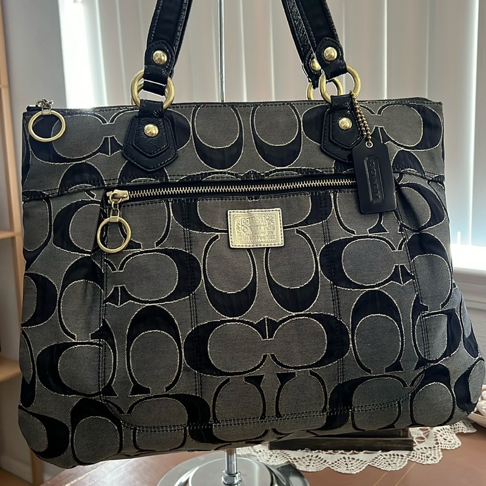 Coach Poppy large pop op zip close w/tag GUC